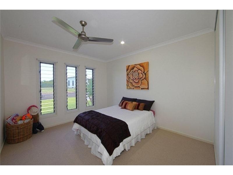 38 Bisdee Street, Coral Cove QLD 4670