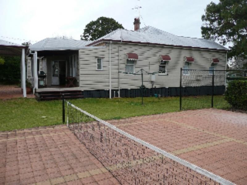 1 Robinson St, North Toowoomba QLD 4350