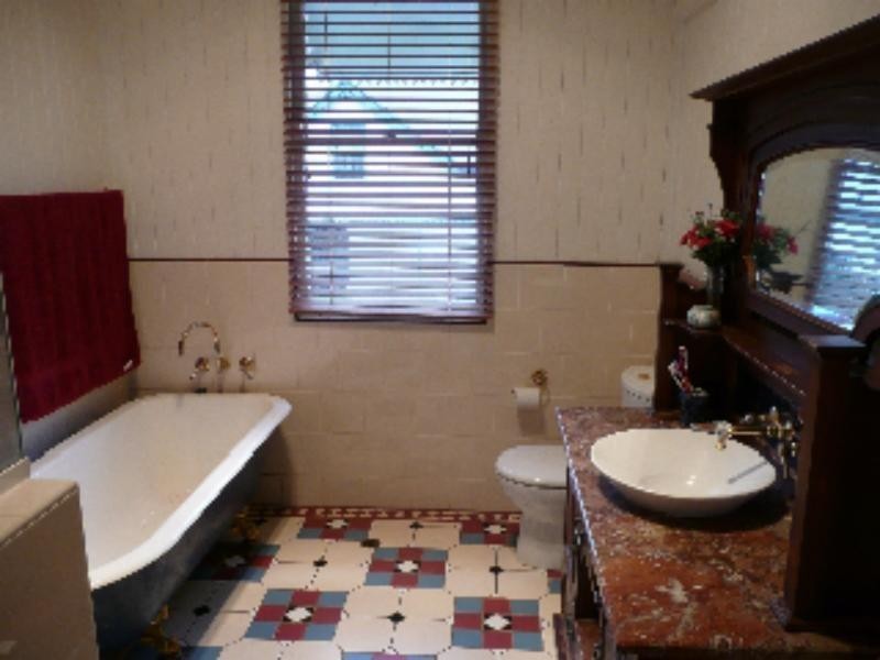 1 Robinson St, North Toowoomba QLD 4350