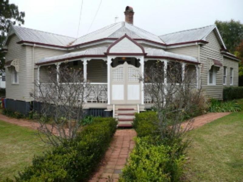 1 Robinson St, North Toowoomba QLD 4350