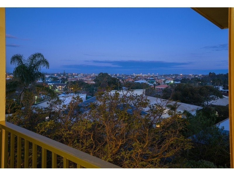 4 Carina Circle, Halls Head WA 6210