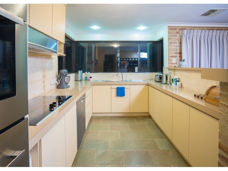 4 Carina Circle, Halls Head WA 6210