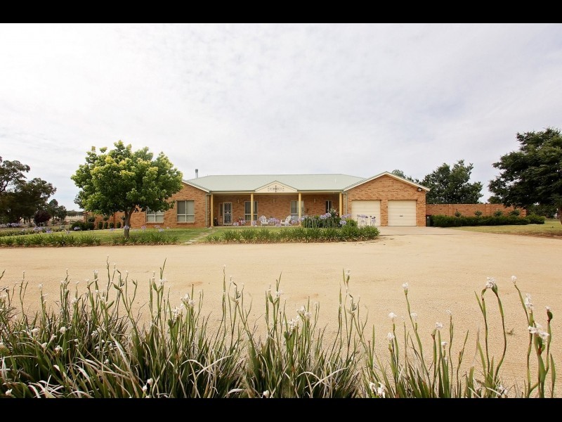 2 School Road, Forbes NSW 2871
