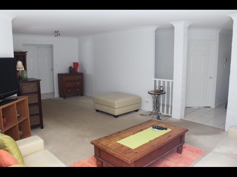 10 Casuarina Drive, Elanora QLD 4221