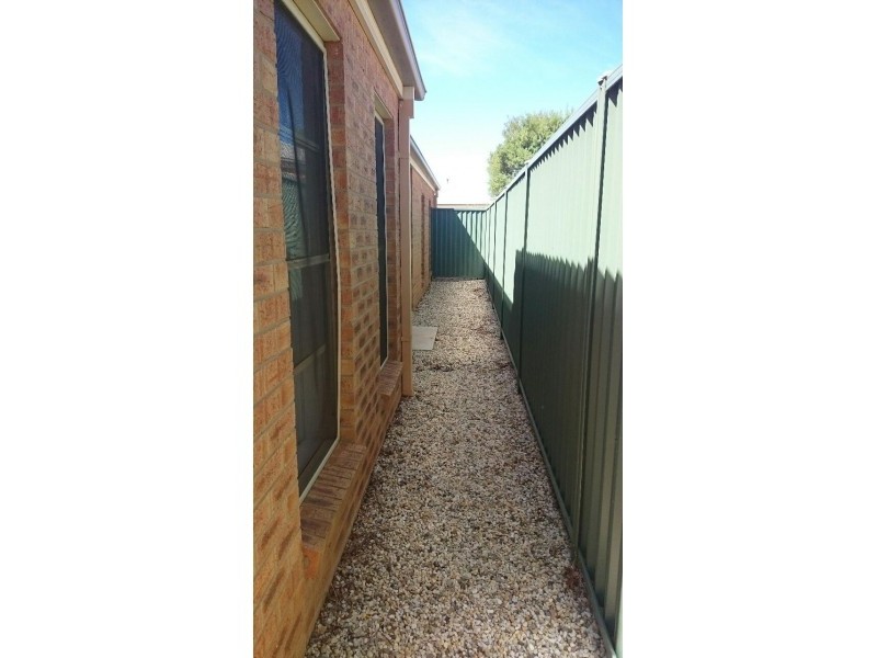 2/24 Trumble Street, Eaglehawk VIC 3556