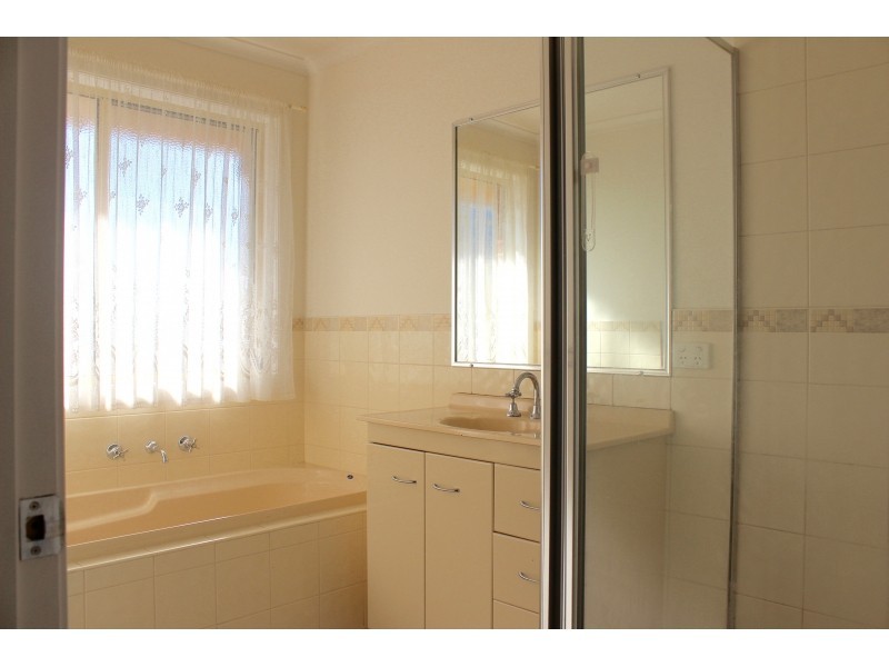 1/254 Desmond Street, Lavington NSW 2641