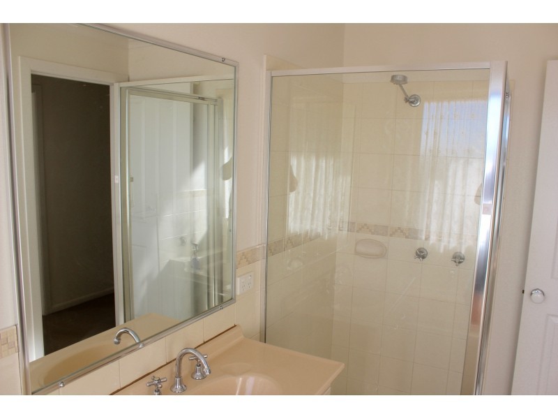 1/254 Desmond Street, Lavington NSW 2641