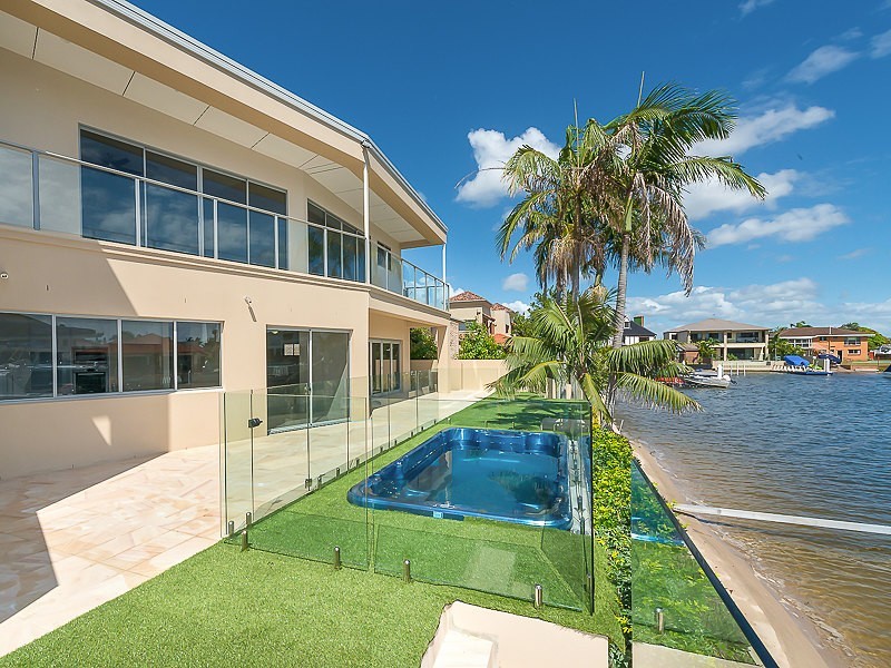 2/5 Huon Crescent, Runaway Bay QLD 4216