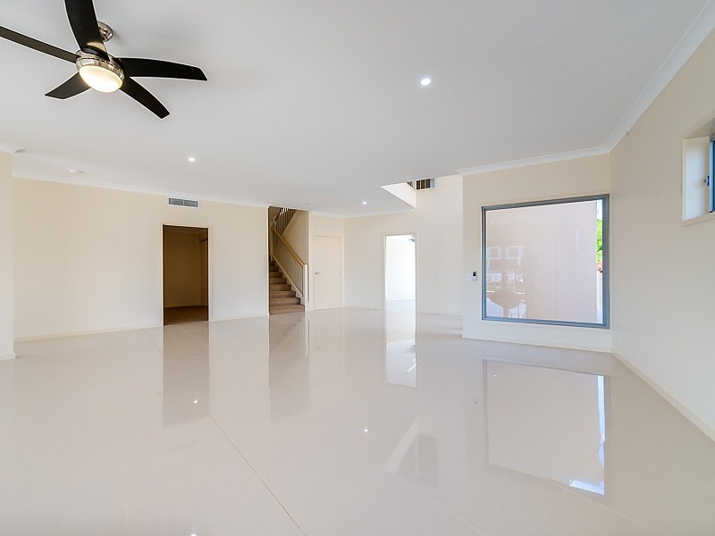2/5 Huon Crescent, Runaway Bay QLD 4216