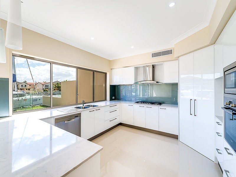 2/5 Huon Crescent, Runaway Bay QLD 4216
