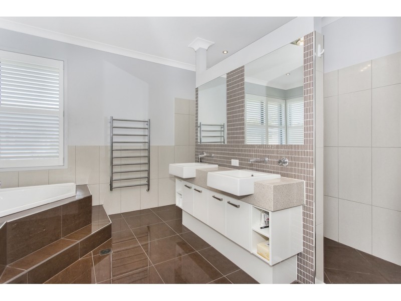 4 Freya Court, Newport QLD 4020