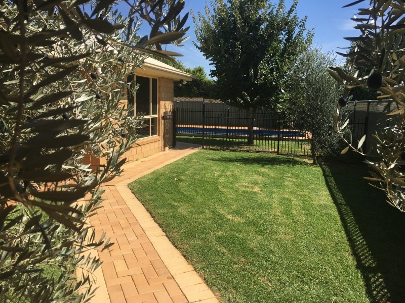 8 Merion Way, Dubbo NSW 2830