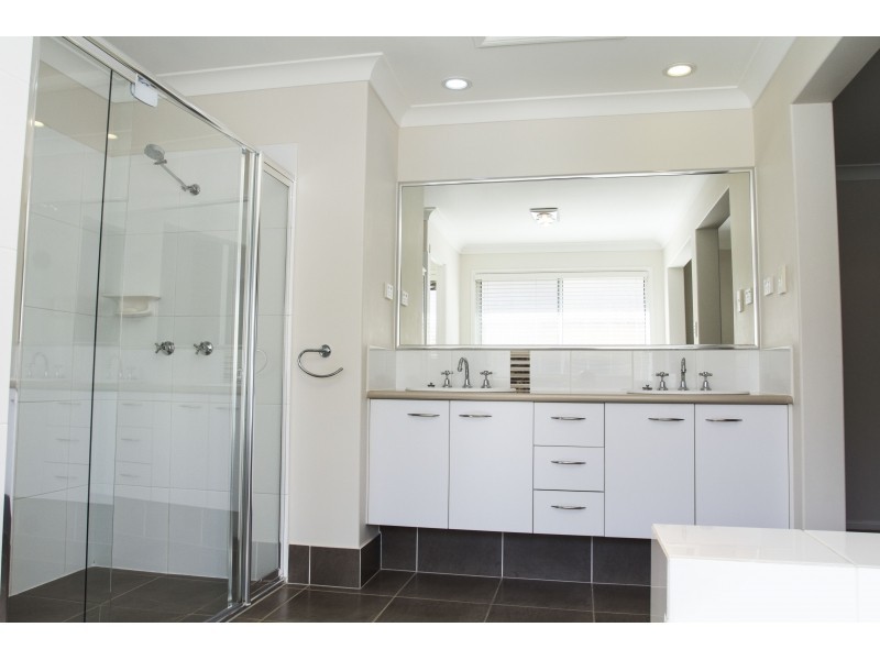 52 Lionheart Crescent, Newport QLD 4020