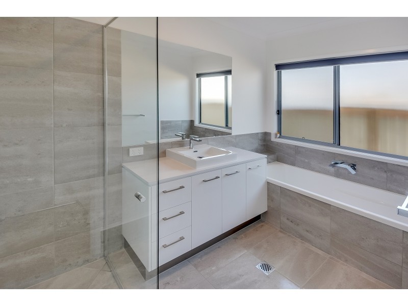 3 Violet Street, Caloundra West QLD 4551