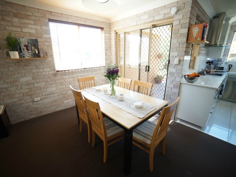 1/8 Auburn Terrace, Indooroopilly QLD 4068