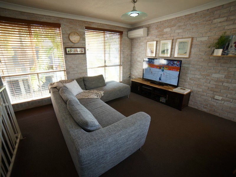 1/8 Auburn Terrace, Indooroopilly QLD 4068