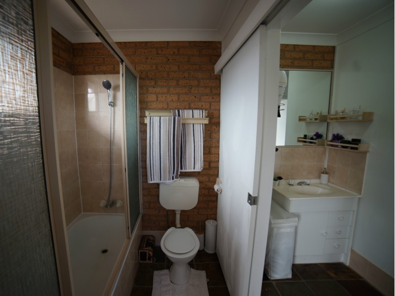1/8 Auburn Terrace, Indooroopilly QLD 4068
