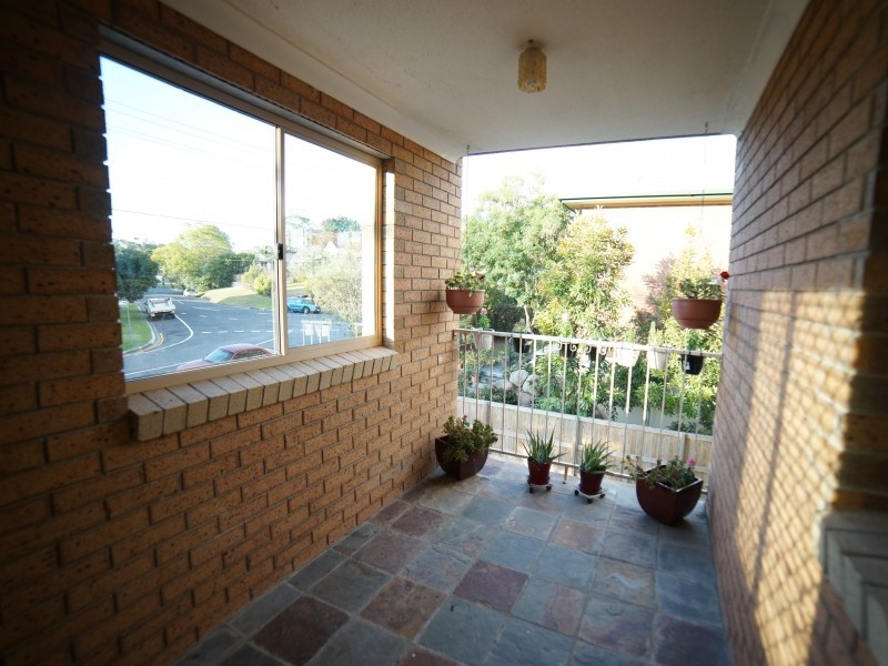 1/8 Auburn Terrace, Indooroopilly QLD 4068