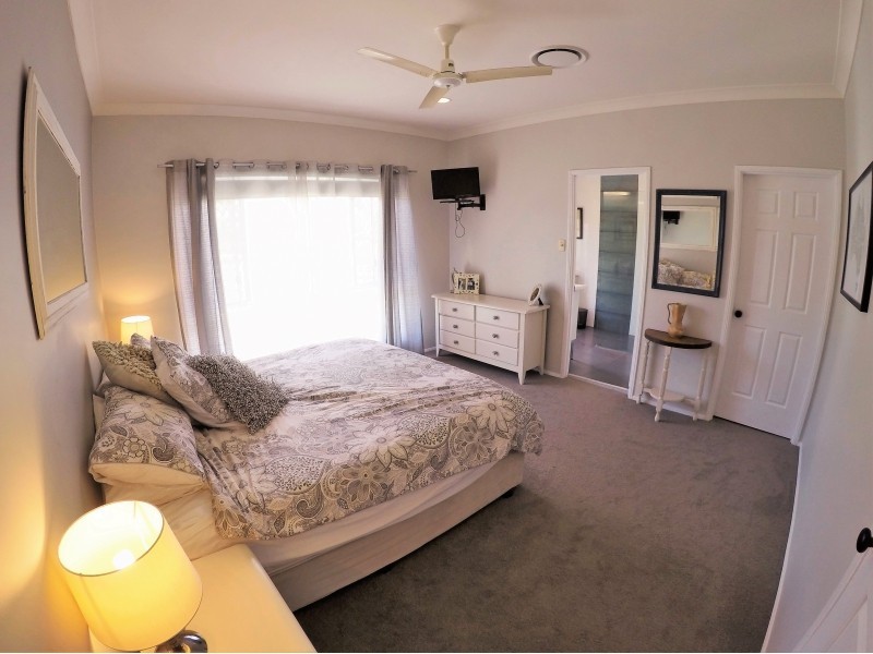 1 Delonix Court, Arundel QLD 4214