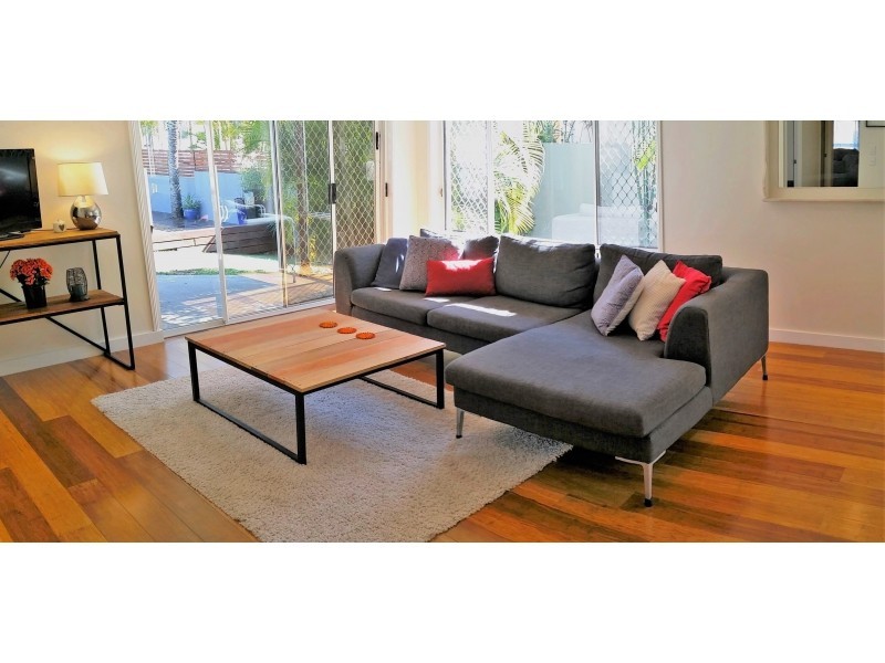 1 Delonix Court, Arundel QLD 4214