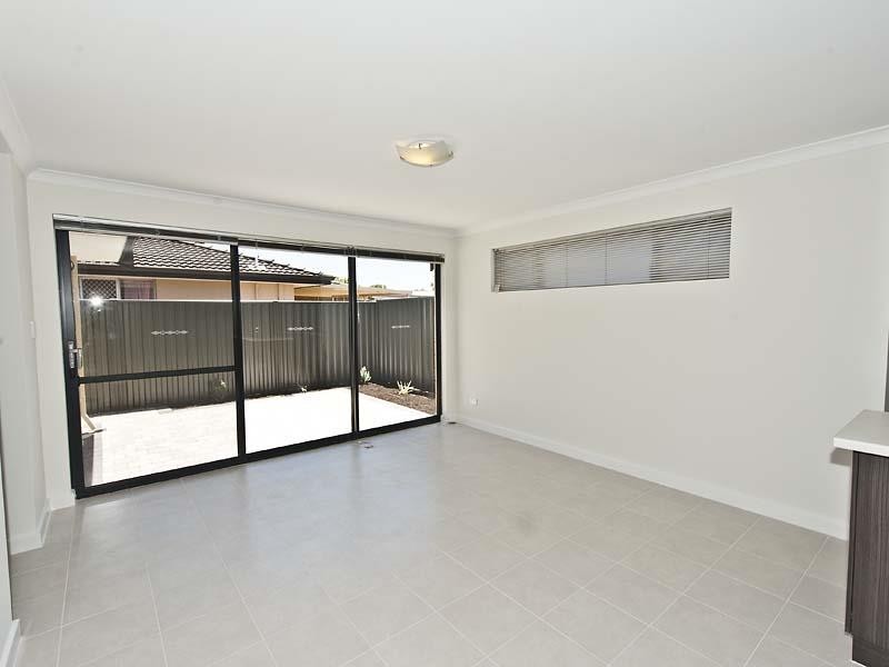 2/42 Wroxton Street, Midland WA 6056