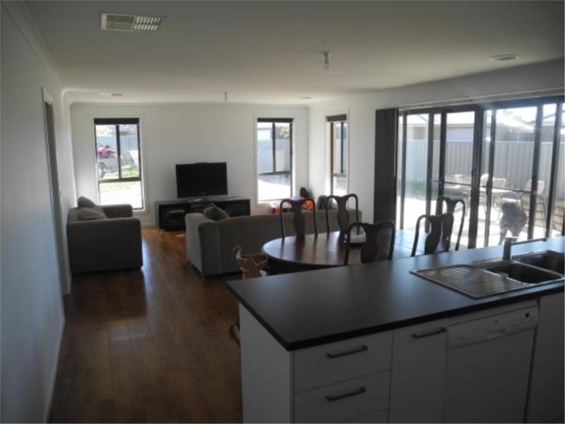 83 Oxford Drive, Thurgoona NSW 2640