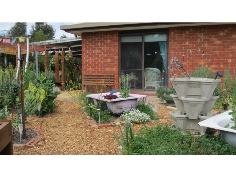 15 Yasmin Drive, Hernes Oak VIC 3825