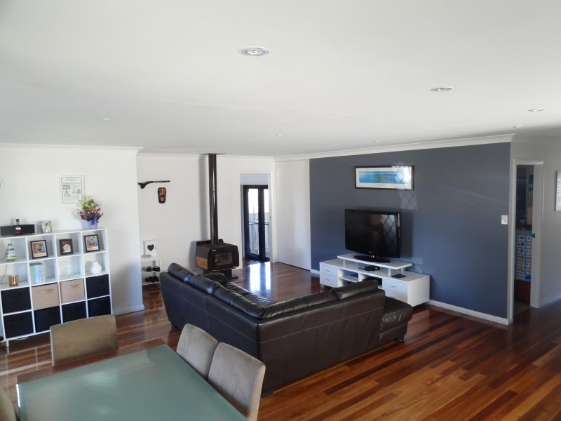 18 Albatross Road, Berkeley Vale NSW 2261