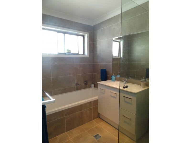 18 Albatross Road, Berkeley Vale NSW 2261