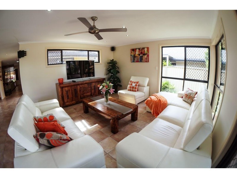 5 Aroona Avenue, Broadbeach Waters QLD 4218