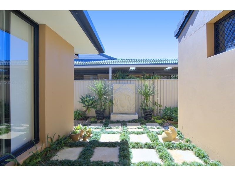 5 Aroona Avenue, Broadbeach Waters QLD 4218