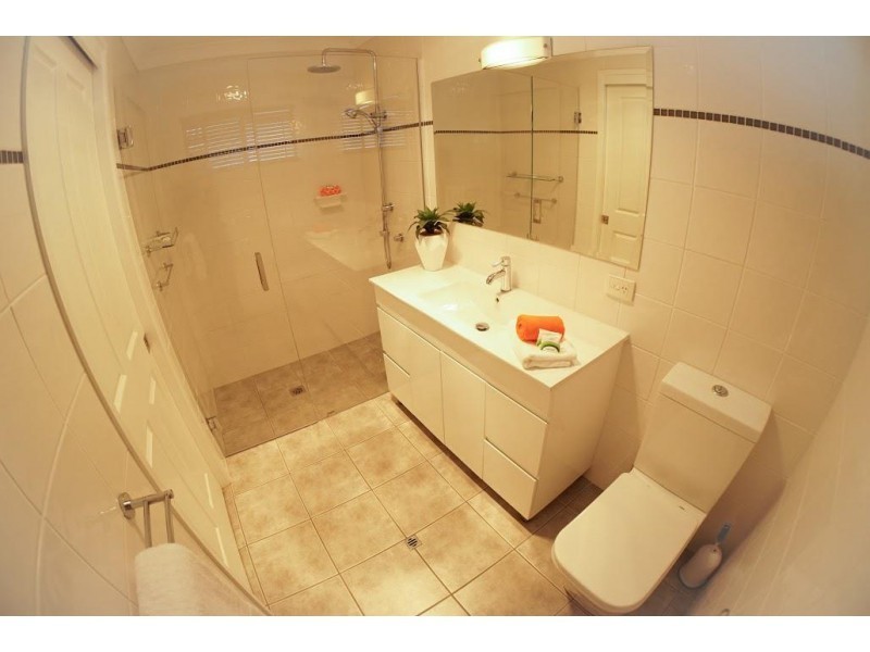 5 Aroona Avenue, Broadbeach Waters QLD 4218