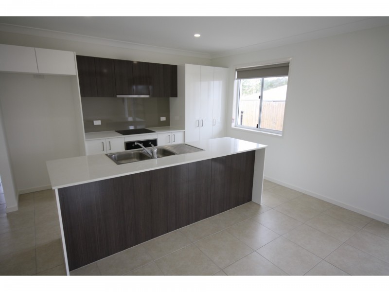 2/3 Grace View Street, Darling Heights QLD 4350