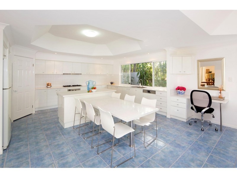 18 Ruth Miller Close, Fig Tree Pocket QLD 4069