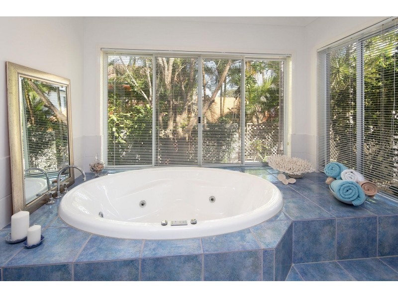 18 Ruth Miller Close, Fig Tree Pocket QLD 4069