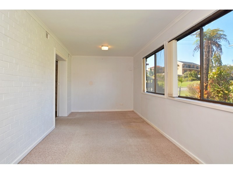 2 Hutchinson Street, Redhead NSW 2290