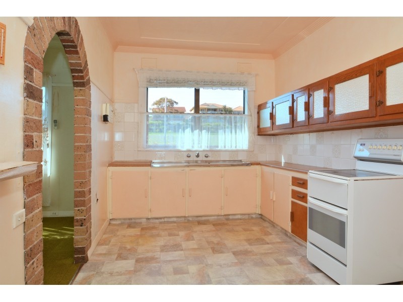 2 Hutchinson Street, Redhead NSW 2290