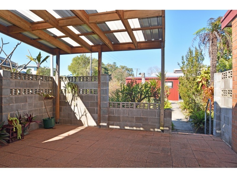 2 Hutchinson Street, Redhead NSW 2290