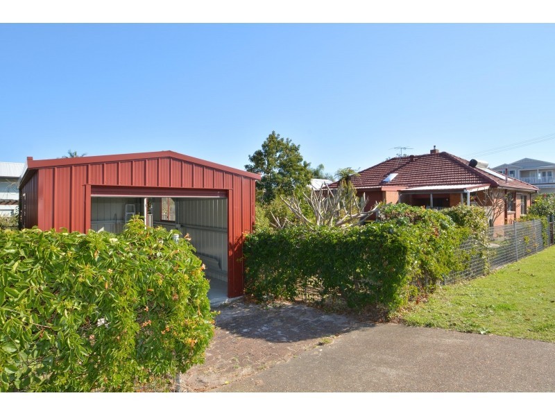 2 Hutchinson Street, Redhead NSW 2290