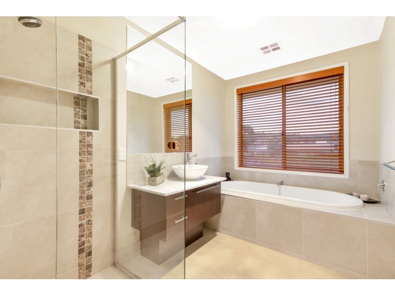 11 Applegum Drive, South Morang VIC 3752