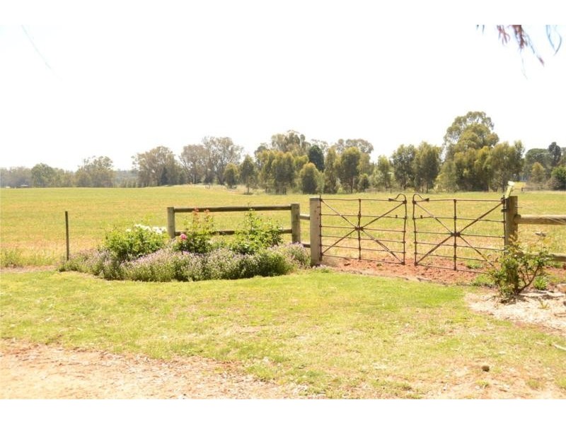 9 Cemetery Road, Cobram East VIC 3644
