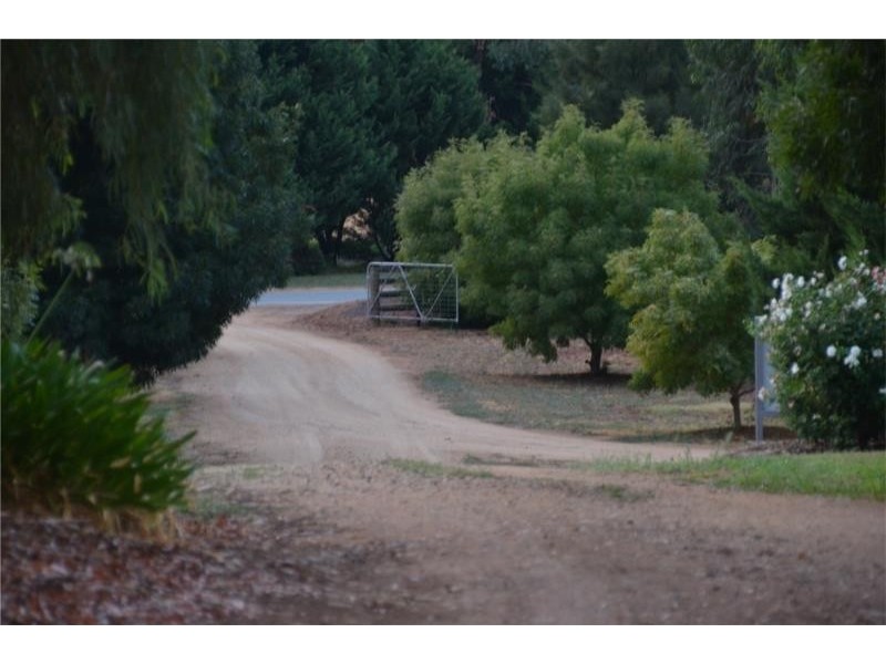 9 Cemetery Road, Cobram East VIC 3644