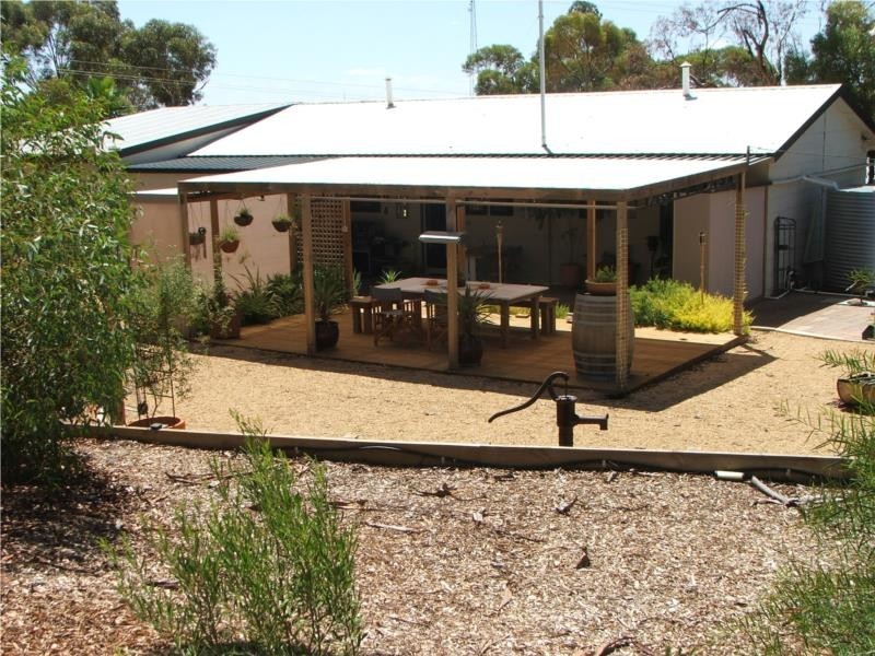 9 Pickering Road, Waikerie SA 5330