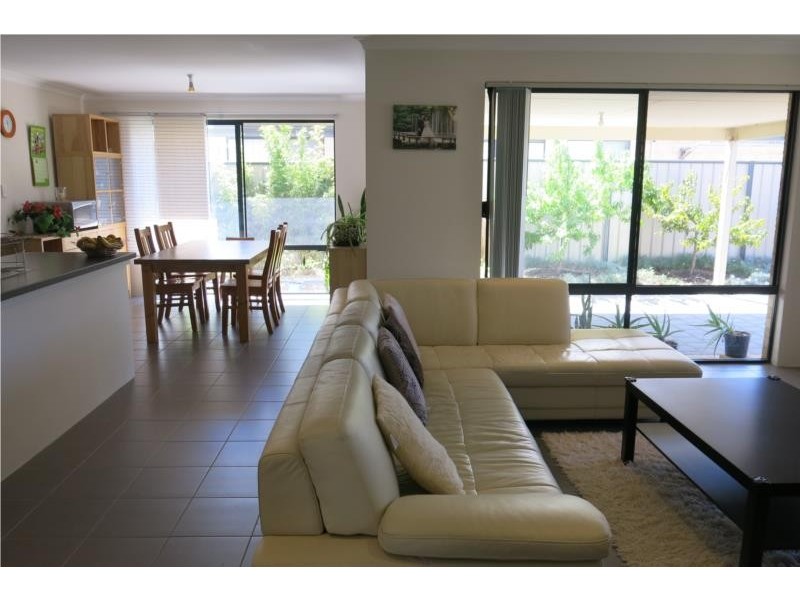 4 Quokka Street, Wattle Grove WA 6107