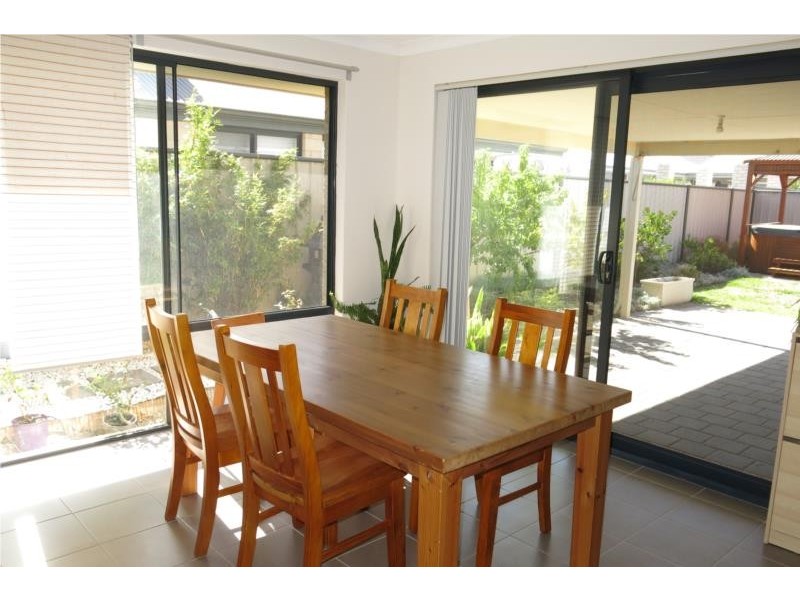 4 Quokka Street, Wattle Grove WA 6107