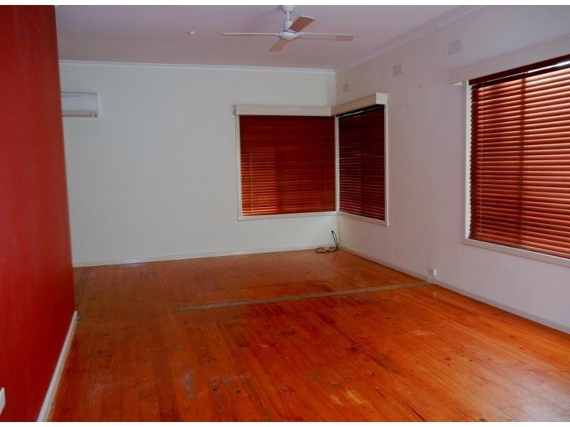 16 Bluebonnet Crescent, Coleambally NSW 2707