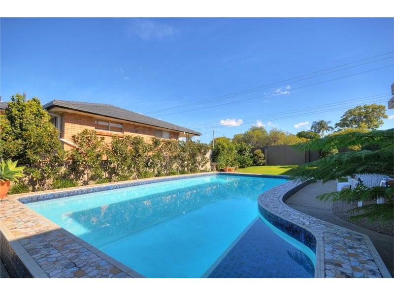 24 First Avenue, Labrador QLD 4215