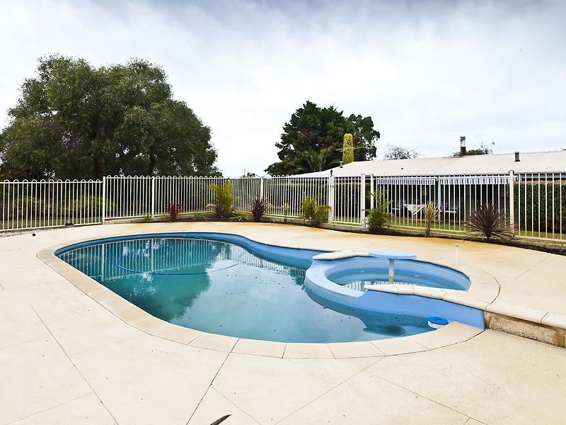 235 McLennan Drive, Nowergup WA 6032