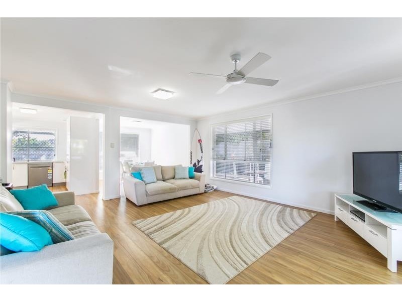 21 Wavecrest Drive, Castaways Beach QLD 4567
