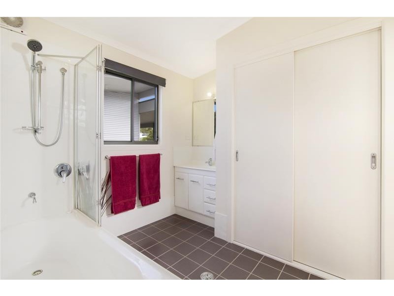 11 Gannet Drive, Scotts Head NSW 2447